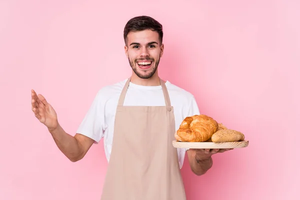 Junge Kaukasische Bäcker Mann Isoliert Erhalten Eine Angenehme Überraschung Aufgeregt — Stockfoto