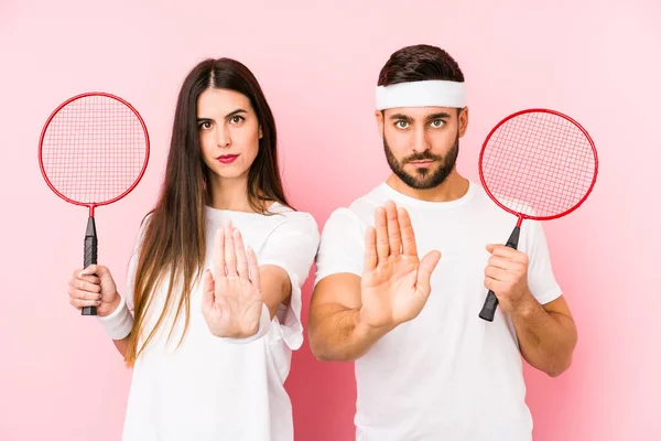 Casal Jovem Jogando Badminton Isolado Com Mão Estendida Mostrando Sinal — Fotografia de Stock