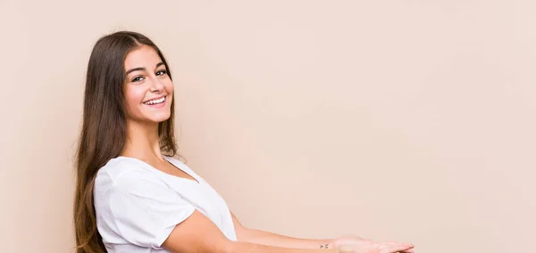 Joven Mujer Caucásica Posando Aislada Sosteniendo Espacio Copia Una Palma — Foto de Stock