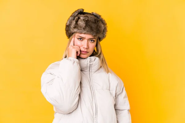 Mladá Blondýna Běloška Zimním Oblečení Izolované Ukazující Chrám Prstem Myšlení — Stock fotografie