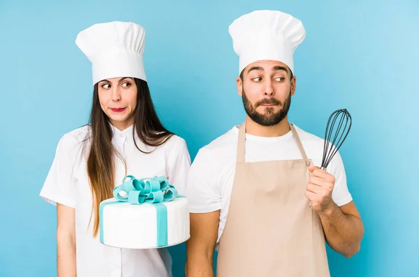 Jeune Couple Cuisinant Gâteau Ensemble Ongles Mordants Isolés Nerveux Très — Photo