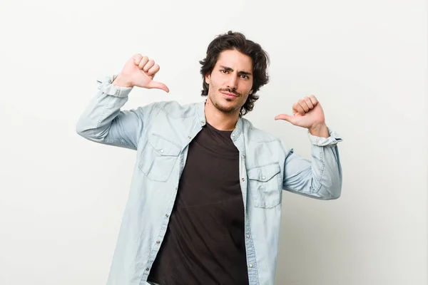 Jovem Homem Bonito Contra Fundo Branco Sente Orgulhoso Auto Confiante — Fotografia de Stock