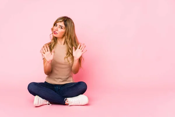 Ung Blond Kaukasiska Kvinna Sitter Rosa Studio Avvisa Någon Som — Stockfoto