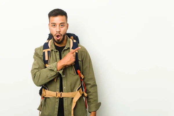 Jonge Zuid Aziatische Reiziger Wijst Naar Zijkant — Stockfoto