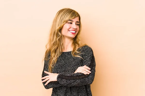 Joven Rubia Caucásica Sonriendo Confiada Con Los Brazos Cruzados — Foto de Stock