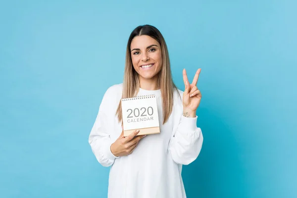 Jovem Caucasiana Segurando Calendário 2020 Mostrando Número Dois Com Dedos — Fotografia de Stock