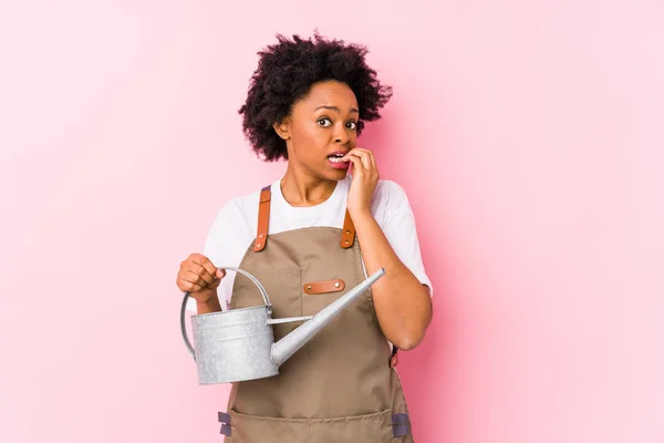 Giovane Donna Giardiniere Afroamericana Che Morde Unghie Nervosa Molto Ansiosa — Foto Stock