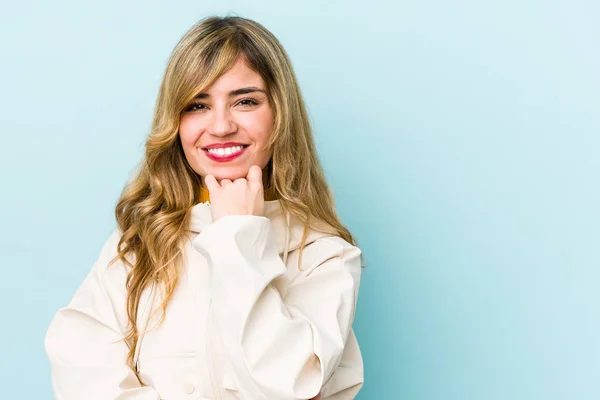 Joven Rubia Caucásica Sonriendo Feliz Confiada Tocando Barbilla Con Mano —  Fotos de Stock