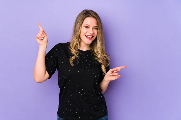 Mujer Joven Caucásica Aislada Sobre Fondo Púrpura Apuntando Diferentes Espacios — Foto de Stock