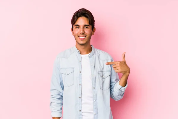 Jovem Caucasiano Posando Fundo Rosa Pessoa Isolada Apontando Mão Para — Fotografia de Stock