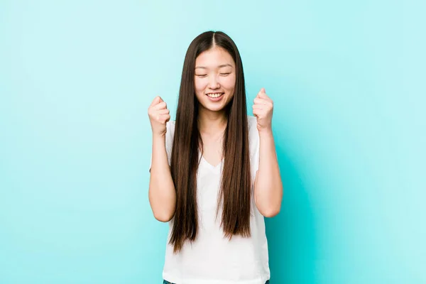 Jovem Mulher Chinesa Bonita Levantando Punho Sentindo Feliz Bem Sucedido — Fotografia de Stock