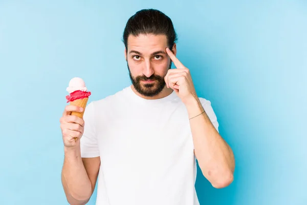 指で寺を指差すアイスクリームを食べている若い白人男性は タスクに焦点を当て — ストック写真