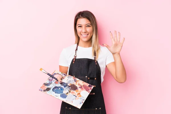 Νεαρή Καλλιτέχνης Καυκάσιος Γυναίκα Κρατώντας Ένα Palett Απομονωμένο Χαμογελαστό Χαρούμενα — Φωτογραφία Αρχείου