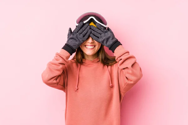 Ung Kaukasisk Kvinna Bär Skidkläder Isolerade Täcker Ögon Med Händer — Stockfoto
