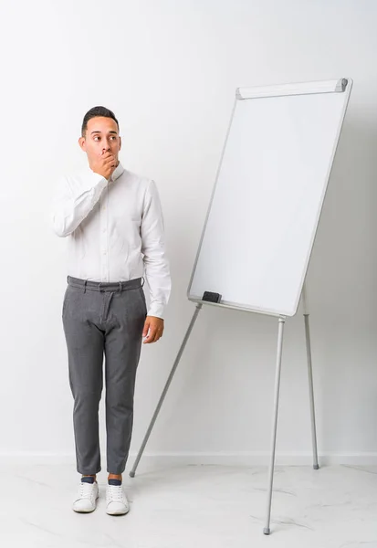 Young Latin Coaching Man Whiteboard Isolated Thoughtful Looking Copy Space — Stock Photo, Image