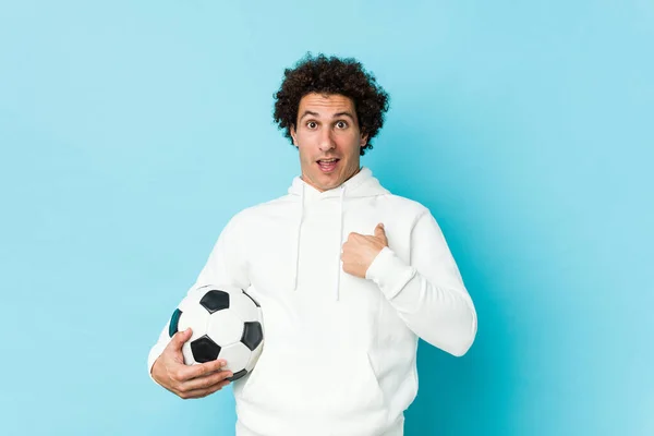 Homem Desportivo Segurando Uma Bola Futebol Surpreso Apontando Para Mesmo — Fotografia de Stock