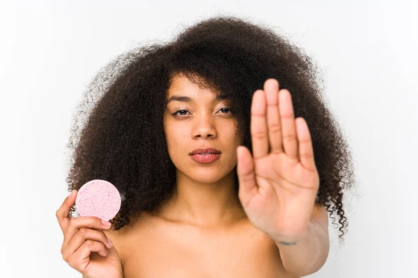 Jovem Afro Mulher Segurando Disco Facial Isolado Com Mão Estendida — Fotografia de Stock