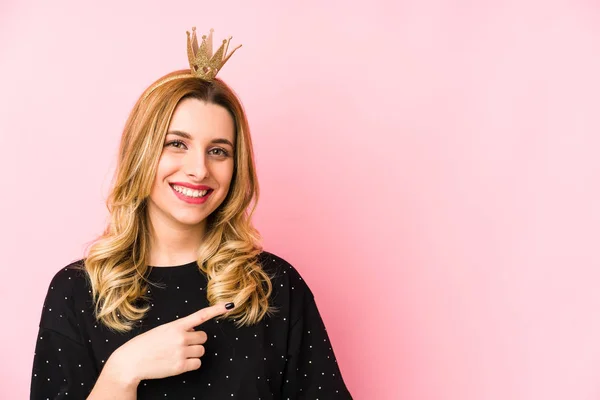 Jovem Loira Vestindo Uma Coroa Isolada Sorrindo Apontando Para Lado — Fotografia de Stock