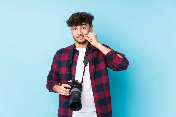 Ung Arabisk Fotograf Man Isolerad Med Fingrar Läpparna Hålla Hemlighet — Stockfoto