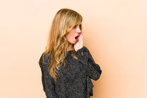 Young Blonde Caucasian Woman Being Shocked Because Something She Has — Stock Photo, Image