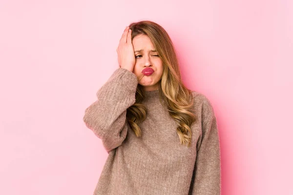 Mujer Joven Caucásica Aislada Sobre Fondo Rosa Cansada Muy Somnolienta —  Fotos de Stock