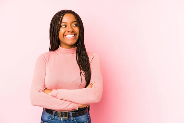 Jonge Afrikaanse Amerikaanse Vrouw Geïsoleerd Een Roze Achtergrond Glimlachen Zelfverzekerd — Stockfoto
