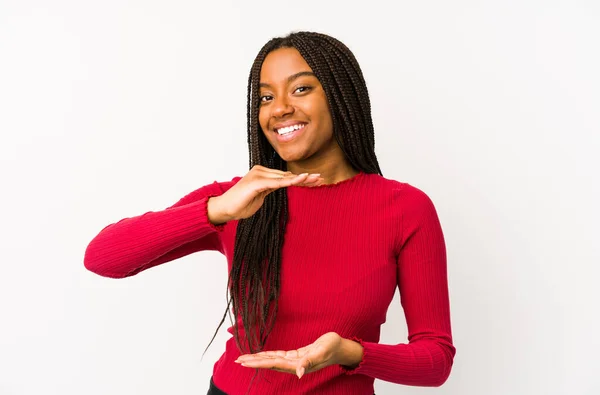 Młoda Afroamerykanka Odizolowana Trzymająca Coś Obiema Rękami Prezentacja Produktu — Zdjęcie stockowe