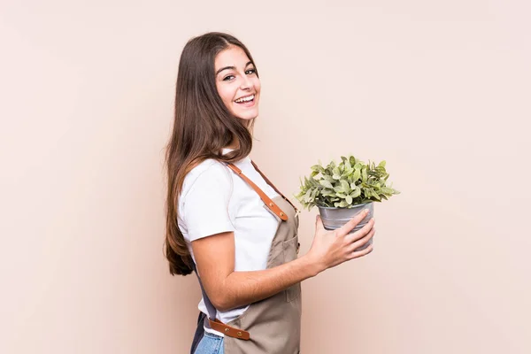 Genç Bahçıvan Beyaz Bir Kadın Elinde Bir Bitki Tutuyor Bir — Stok fotoğraf