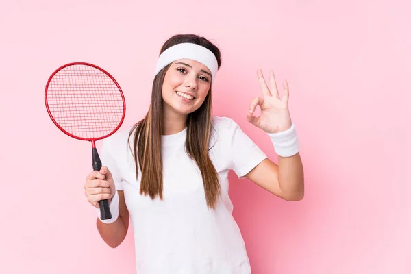Jovem Caucasiana Jogando Badminton Isolado Alegre Confiante Mostrando Gesto — Fotografia de Stock
