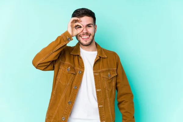 Giovane Bell Uomo Eccitato Mantenendo Gesto Occhio — Foto Stock