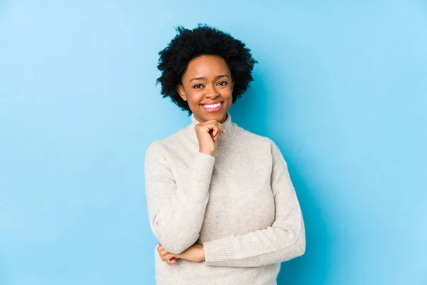 Femme Afro Américaine Âge Moyen Sur Fond Bleu Isolé Souriant — Photo