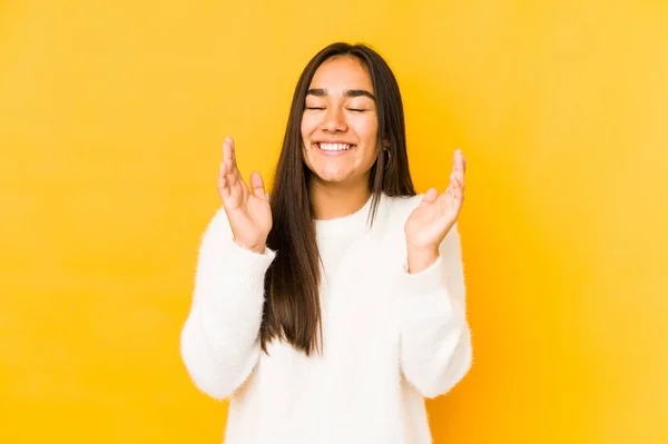 Jonge Vrouw Geïsoleerd Een Gele Achtergrond Vrolijk Lachen Veel Geluksconcept — Stockfoto