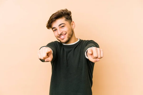 Jeune Homme Arabe Isolé Sur Fond Beige Sourires Joyeux Pointant — Photo