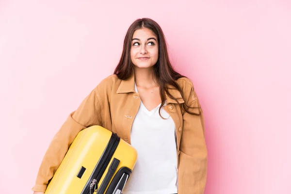 Young Caucasian Traveler Woman Holding Suitcase Isolateddreaming Achieving Goals Purposes — Stock Photo, Image