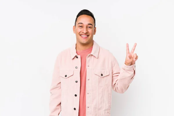 Junger Lateinischer Mann Posiert Isoliert Mit Siegeszeichen Und Breitem Lächeln — Stockfoto