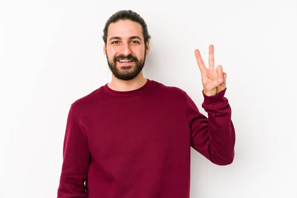 Jovem Homem Cabelo Longo Isolado Fundo Branco Mostrando Sinal Vitória — Fotografia de Stock