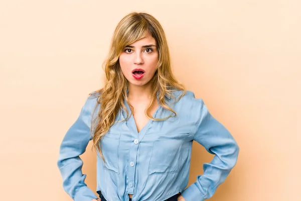 Young Blonde Caucasian Woman Being Shocked Because Something She Has — Stock Photo, Image