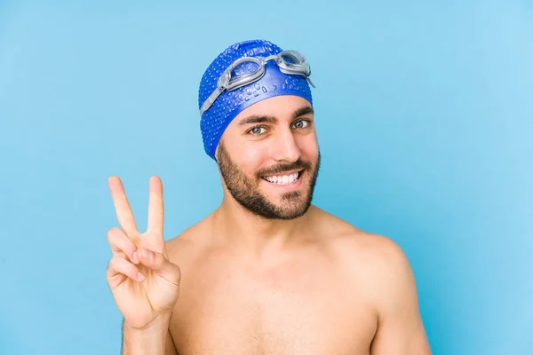 Jovem Nadador Bonito Homem Isolado Mostrando Número Dois Com Dedos — Fotografia de Stock