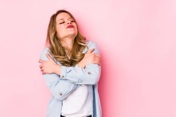 ピンクの背景の抱擁に隔離された若い白人女性 笑顔屈託のないと幸せ — ストック写真