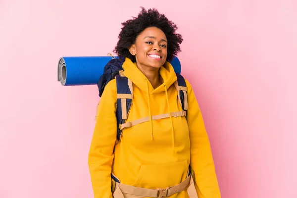 Ung Afrikansk Amerikansk Backpacker Kvinna Isolerad Drömmer Att Uppnå Mål — Stockfoto