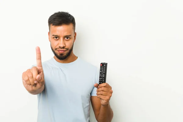 Jovem Sul Asiático Homem Segurando Controlador Mostrando Número Com Dedo — Fotografia de Stock