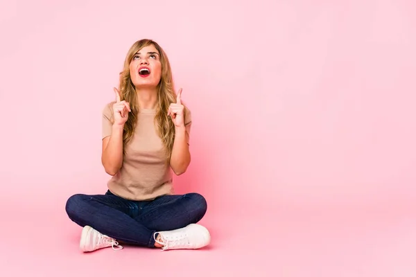 Ung Blond Kaukasiska Kvinna Sitter Rosa Studio Pekar Upp Och — Stockfoto