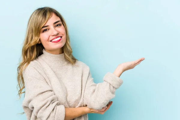 Joven Rubia Caucásica Mostrando Espacio Copia Una Palma Sosteniendo Otra — Foto de Stock