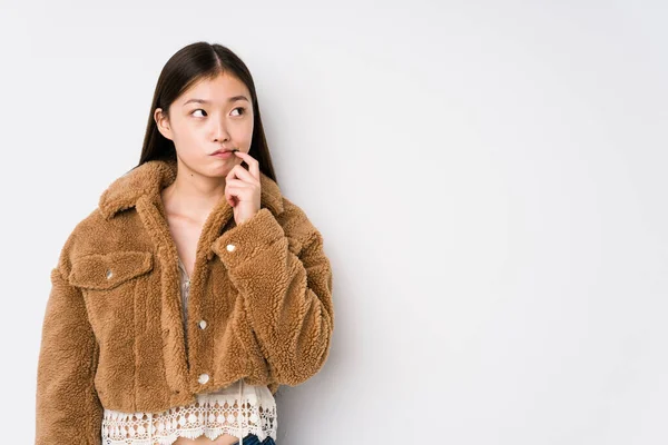 배경에 고립된 여자가 의심스럽고 회의적 표정으로 — 스톡 사진