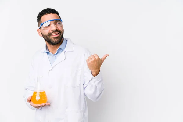 Junger Arabischer Chemiker Isoliert Punkte Mit Daumenfinger Weg Lachend Und — Stockfoto