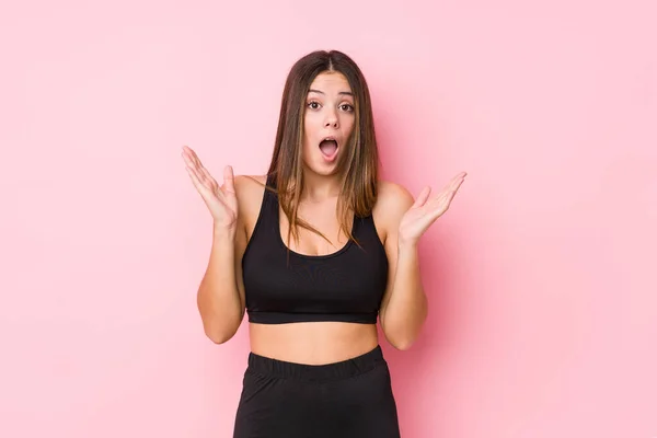 Young Fitness Caucasian Woman Isolated Surprised Shocked — Stock Photo, Image