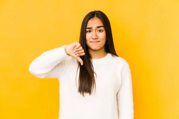 Jovem Isolada Sobre Fundo Amarelo Mostrando Gesto Antipatia Polegares Para — Fotografia de Stock