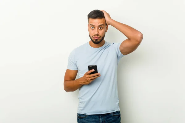 Jovem Mestiço Asiático Homem Segurando Telefone Sendo Chocado Ela Lembrou — Fotografia de Stock