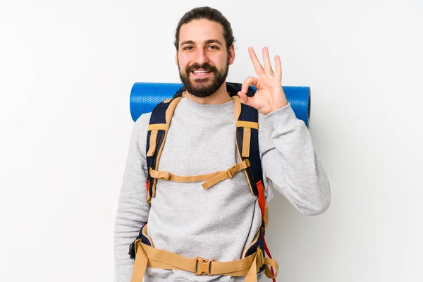 Ung Backpacker Man Isolerad Vit Bakgrund Glad Och Säker Visar — Stockfoto