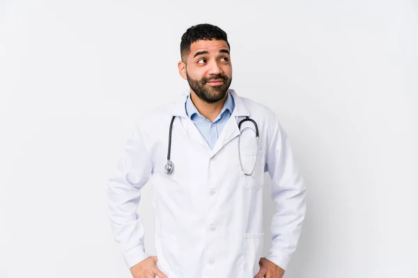 Jovem Médico Árabe Homem Isolado Sonhando Alcançar Objetivos Propósitos — Fotografia de Stock